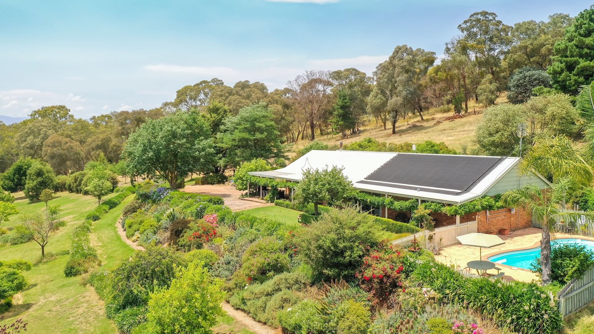 Mansfield House | Monkey Gully Retreat - Summer & Winter Getaway