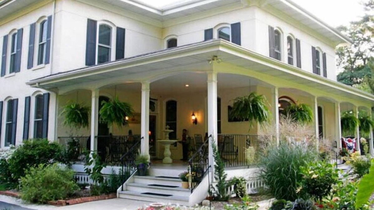 South Haven Bed & Breakfast | Monroe Manor Inn