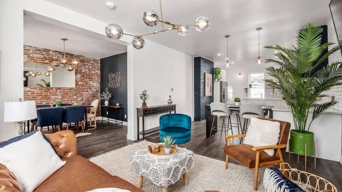 Near East Columbus House | MONROE MATTI - Sleeps 14 in a Luxury 1890s Home - Cowboy Pool - Garage