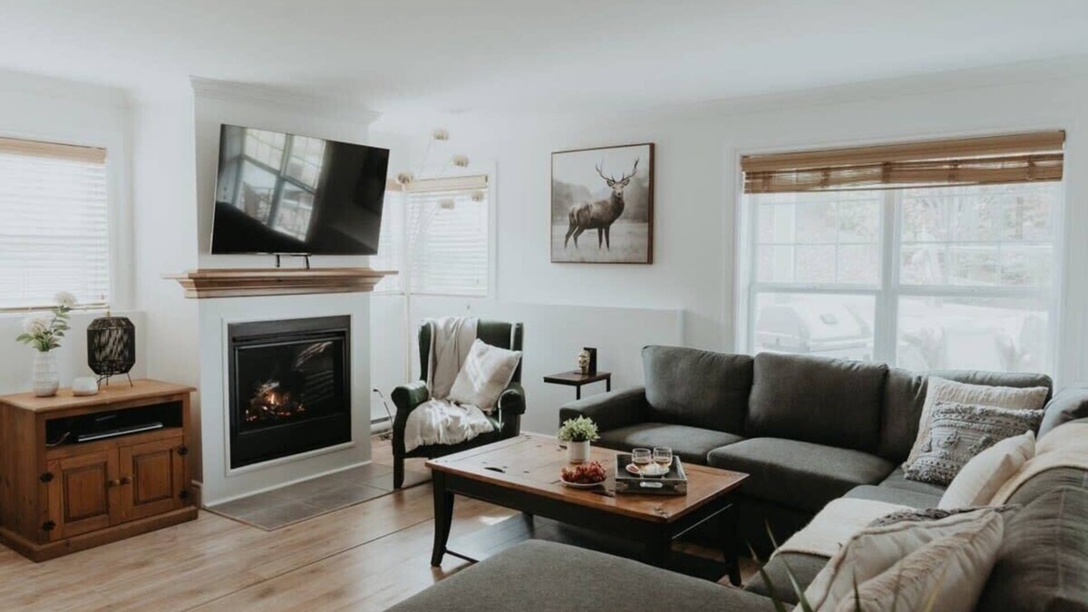 Saint-Faustin-Lac-Carre Apartment | Mont-Blanc Ski In/Out & Cozy Stay at MB2