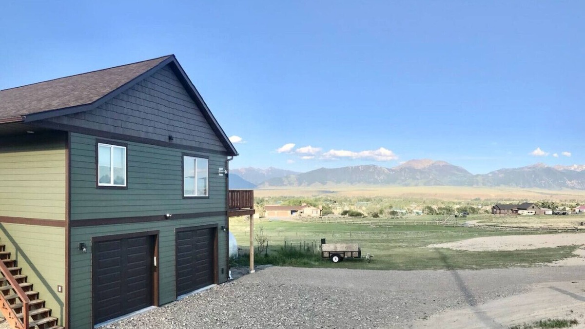 Ennis House | Montana Getaway with mountain views