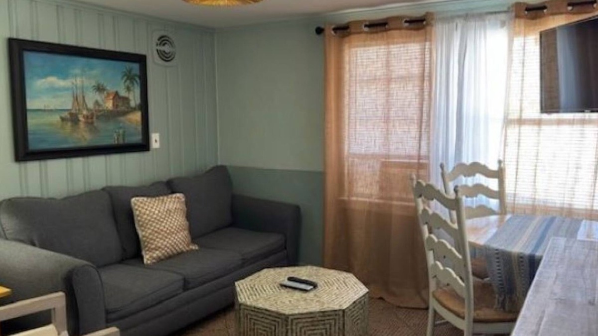 Biltmore Beach Hotel | Monterey Motel - Beach Cottage 11 at Beach Access 8. Large Pool. Newly Remodeled