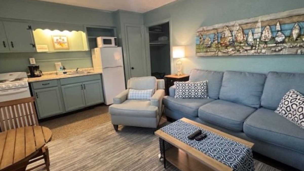 Biltmore Beach Hotel | Monterey Motel - Guest Room 4 @ Beach Access 8. Large Pool. Newly Remodeled