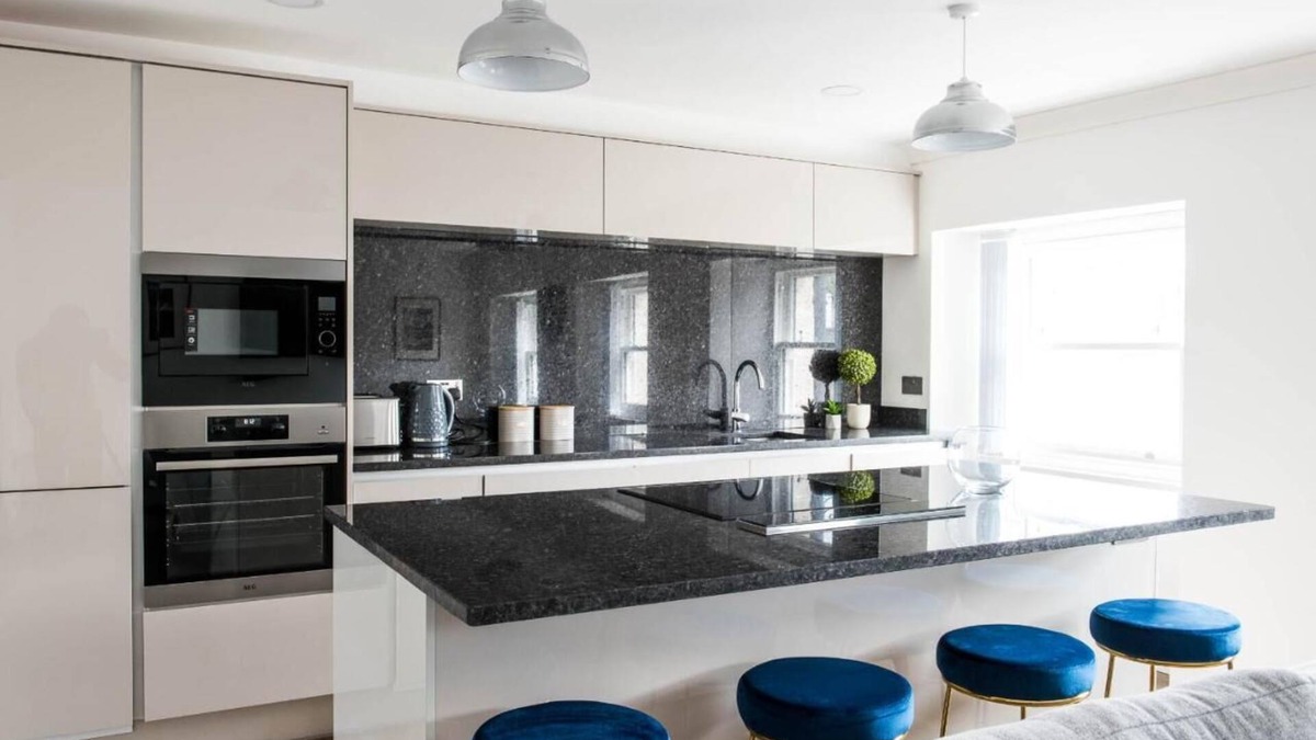 Kendal Apartment | Monterey Residence - Stunning, Duplex Apartment in the Heart of Kendaln