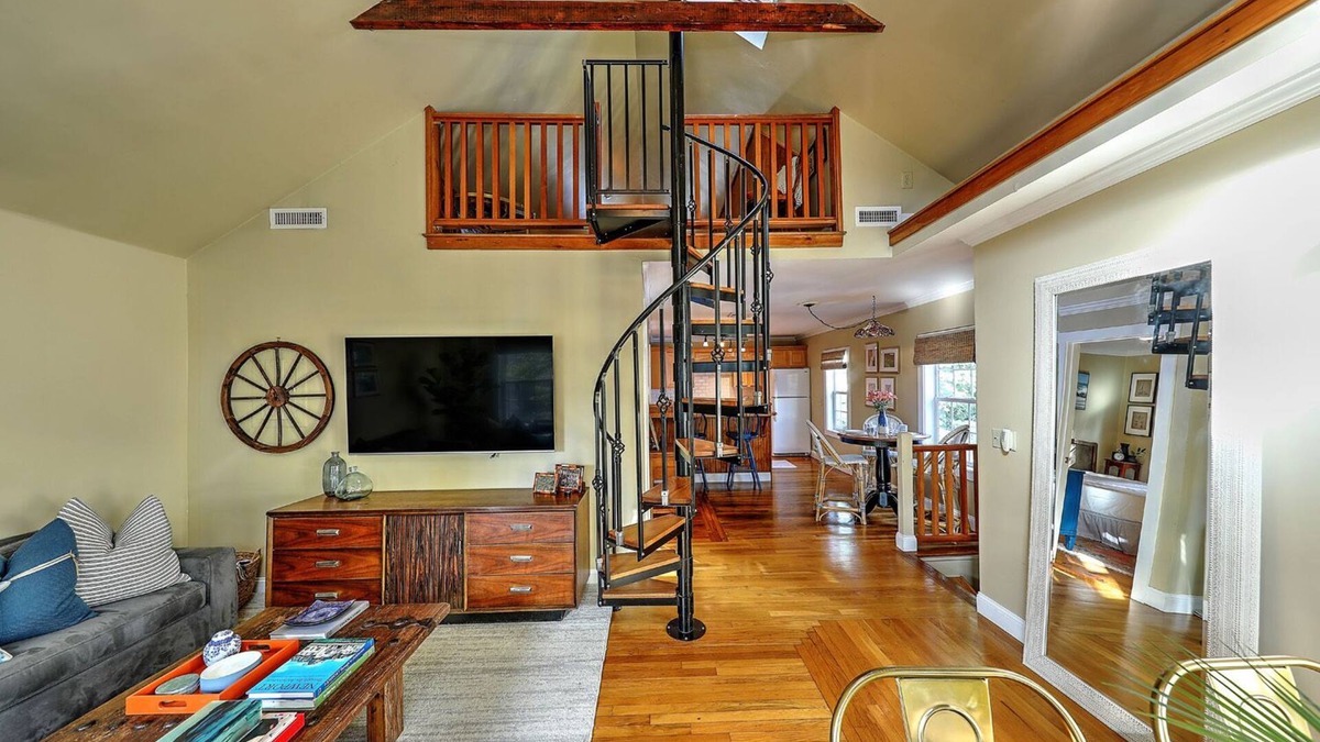 Off Broadway Apartment | Monthly Downtown Newport rental