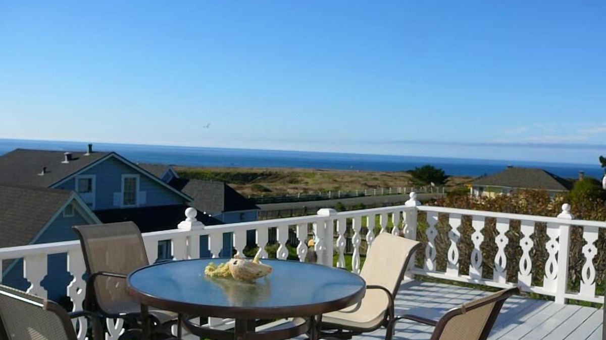 Mendocino House | MONTHLY MENDO VILLAGE STYLISH HOME! EPIC BAY OCEAN & GARDEN VIEWS DOG FRIENDLY!