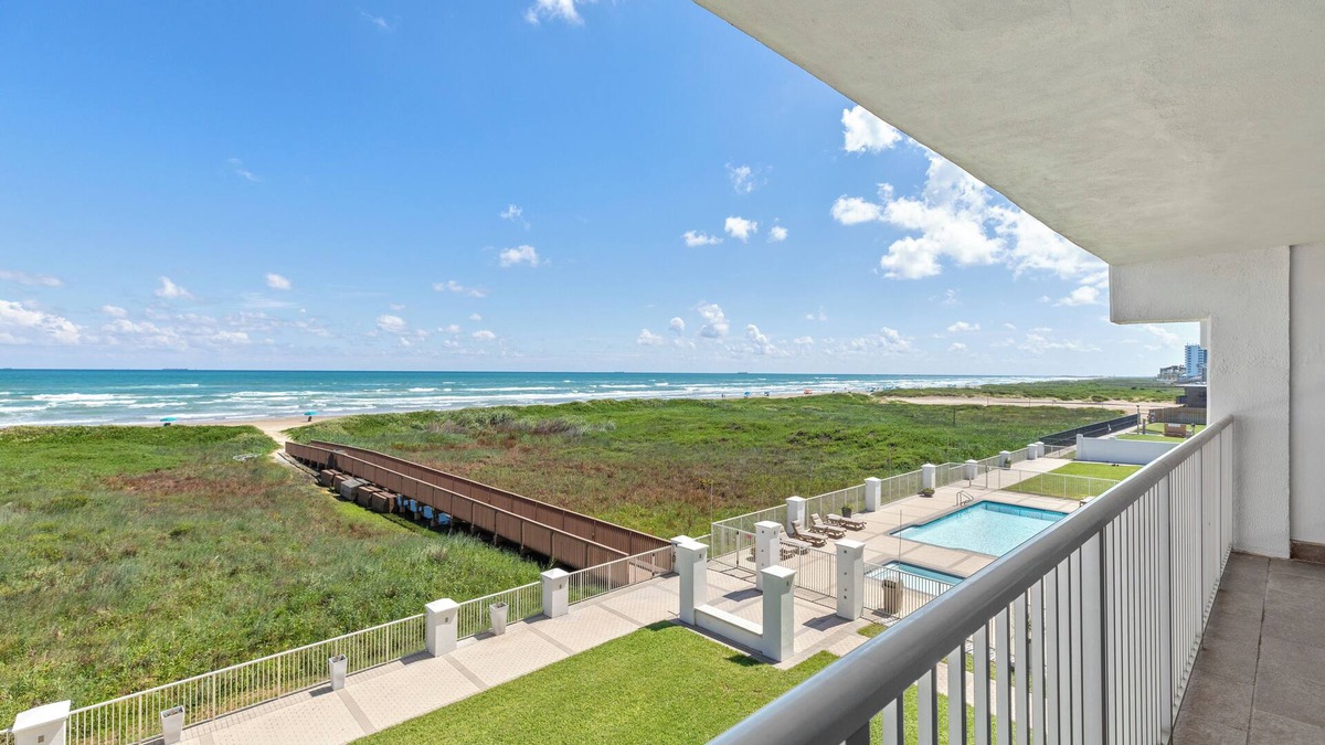 South Padre Island Condo | Monthly rentals at the Breakers Condo - 3rd floor overlooking the Gulf of Mexico