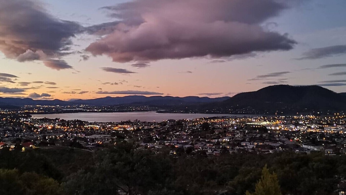 West Moonah House | Monthly stay special Panorama Derwent River View