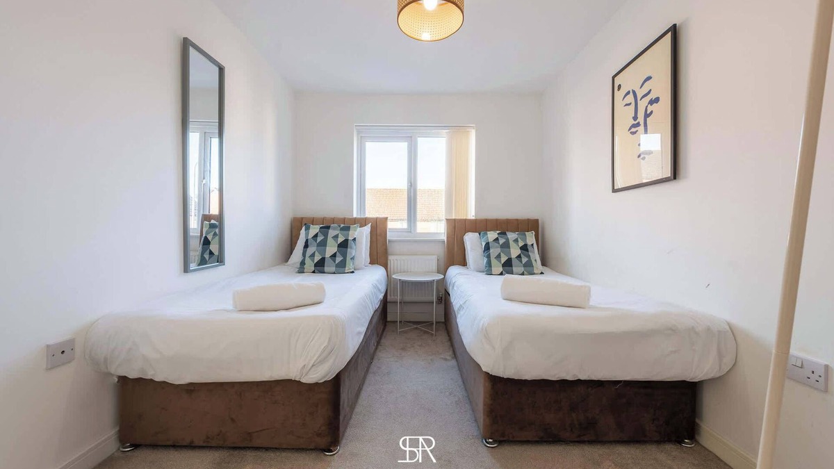 Llanwern House | Monthly Stays | Stylish 3BR Home | Parking
