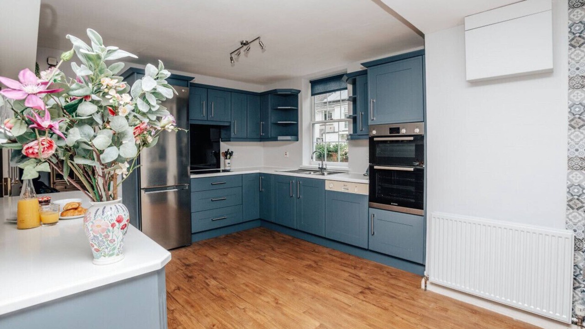 Henley-on-Thames House | Montpellier House Centrally Located Large Garden - From 300 Per Night