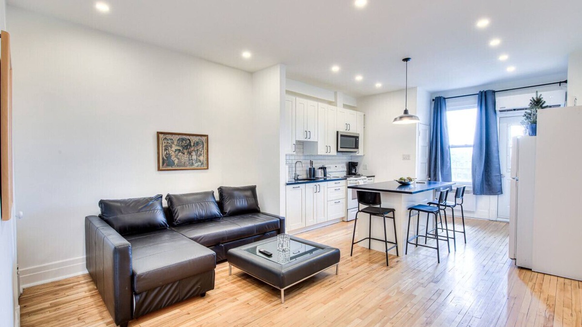 Sainte-Marie Apartment | Montreal Classic Style 2br Apt