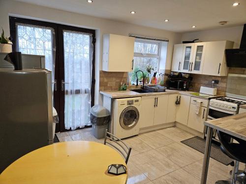 King's Norton House | Monyhull Homestay - near City centre Kingsheath NIA NEC BHX