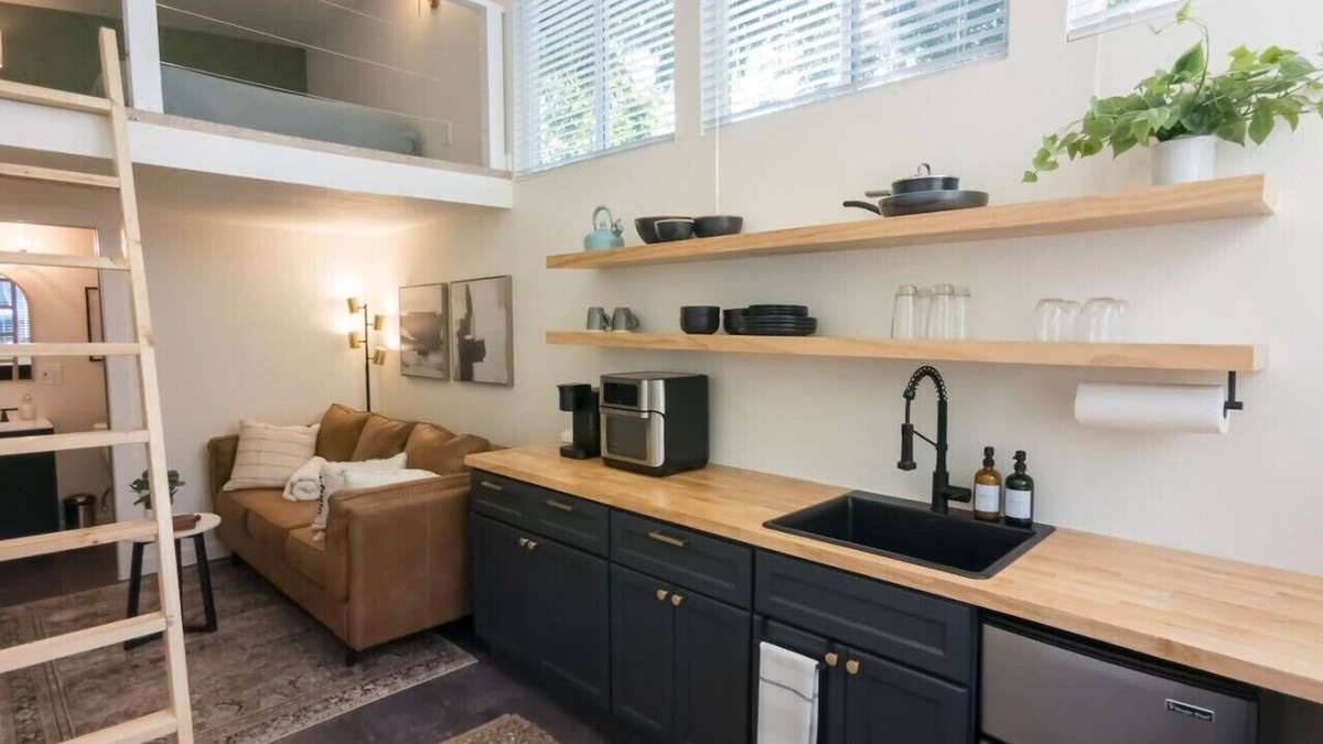 Holly House | Moody & Bright - Peaceful St <5 min to the Action!