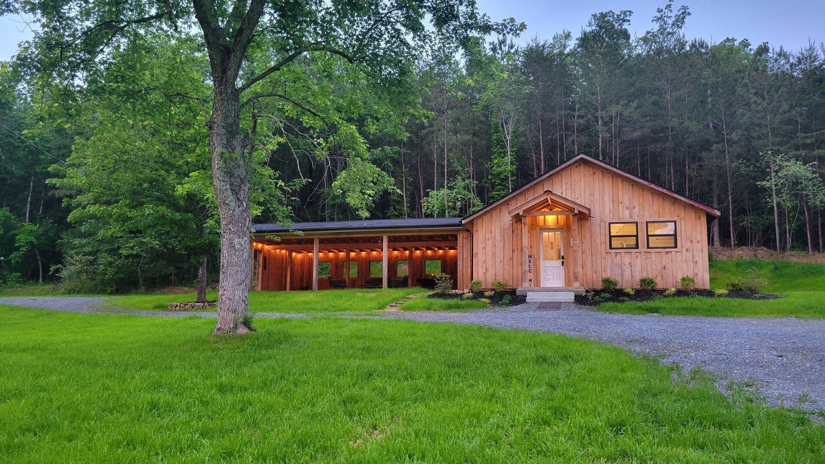 Rydal Cabin | Moon tree cabin 🌙🌲 2-bedrooms in Rydal, close to Buc-ee's! Outside shower!