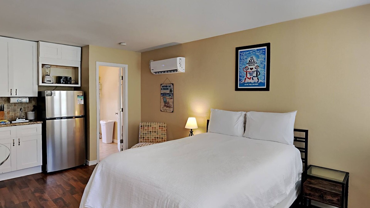 Pensacola Beach House | Moonlight Beach Studio | Easy Beach Access!