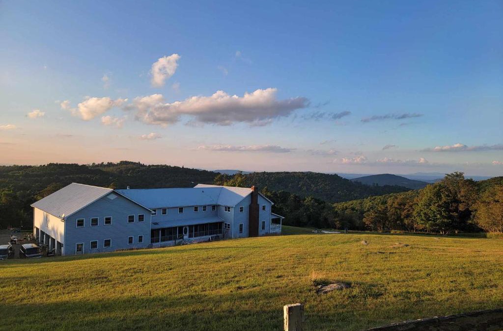 Burks Fork Bed & Breakfast | Moonlight Manor Bed & Breakfast