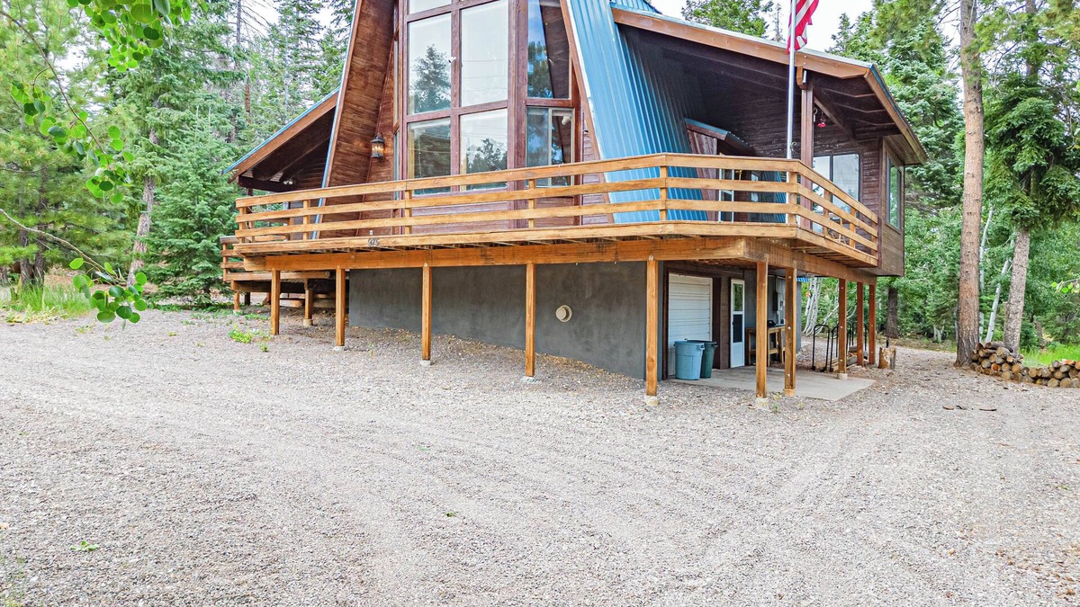 Duck Creek Village Cabin | Moonlight Ridge - Cabin with wood burning stove & pool table near National Parks
