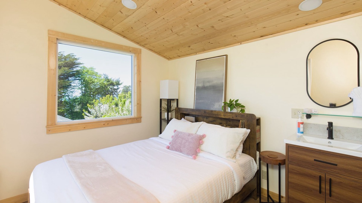 Westhaven-Moonstone Cabin | Moonstone Beach Sanderling Cabin – Cozy Studio w/Ocean Views, Airstream Kitchenette & Deck