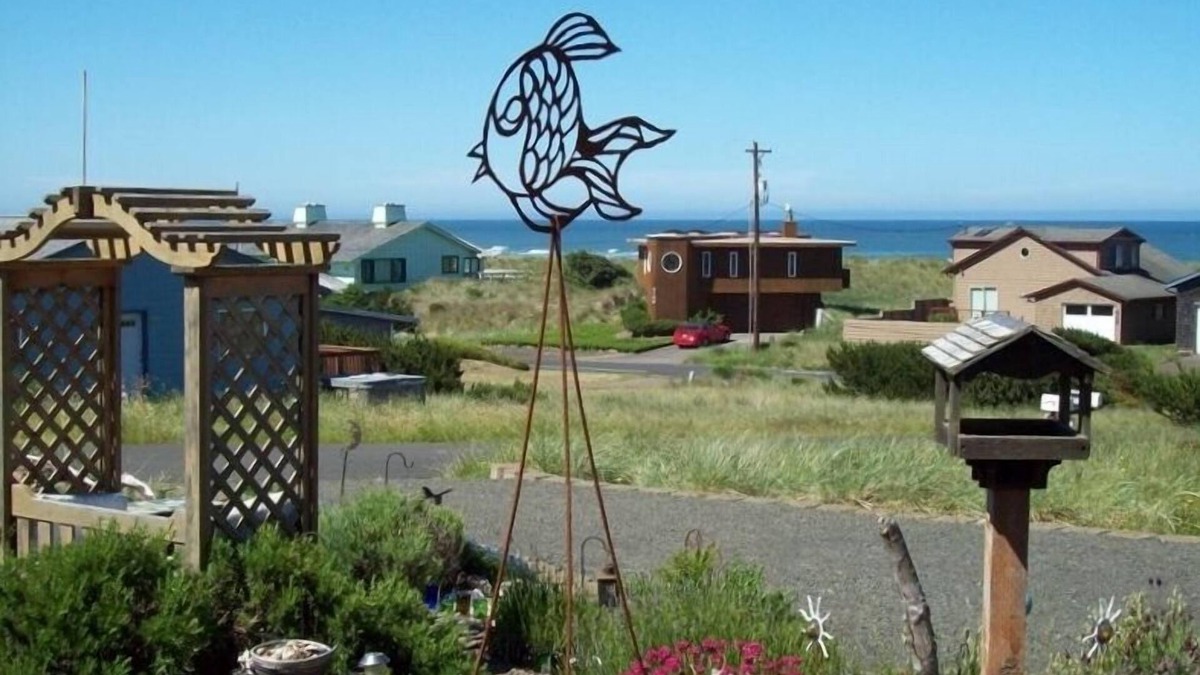 Bayshore House | Moonstruck Mermaid Fenced Yard Pet Friendly Ocean View Hot Tub Wifi Prem Cable