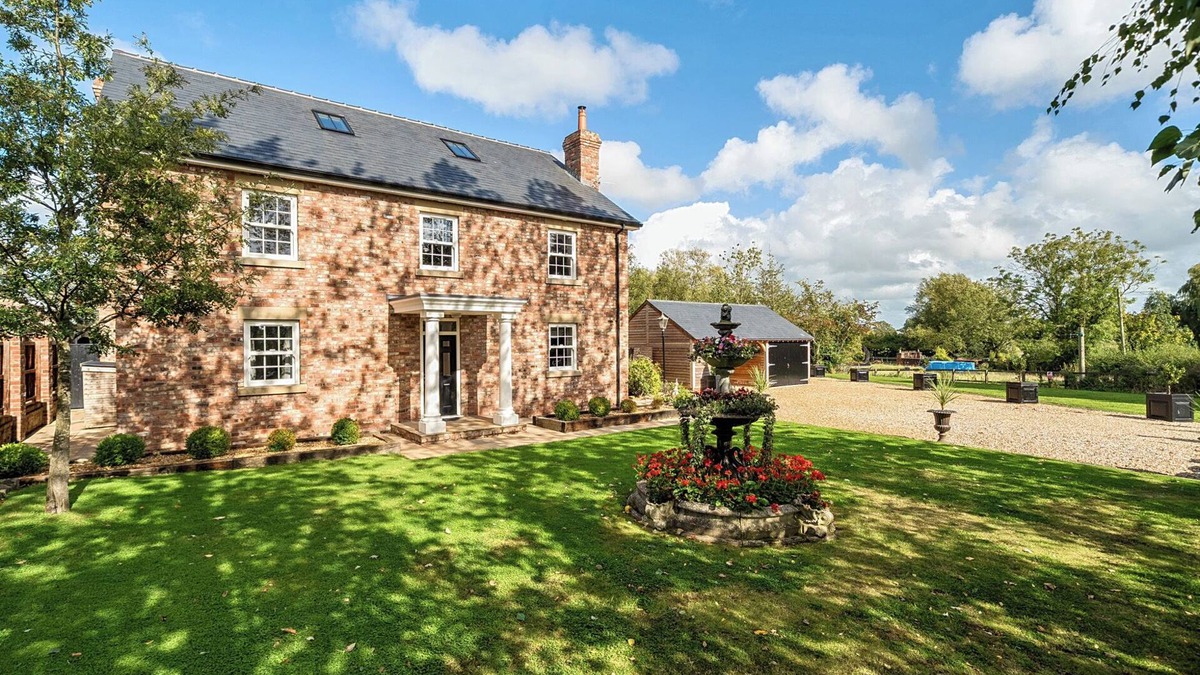 Poulton-le-Fylde Cottage | MOOR END MANOR, family friendly, luxury holiday cottage in Stalmine