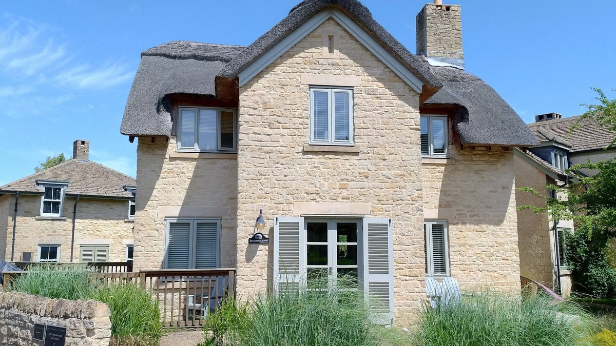 Cirencester Cottage | Moorhens - Cotswold Water Park