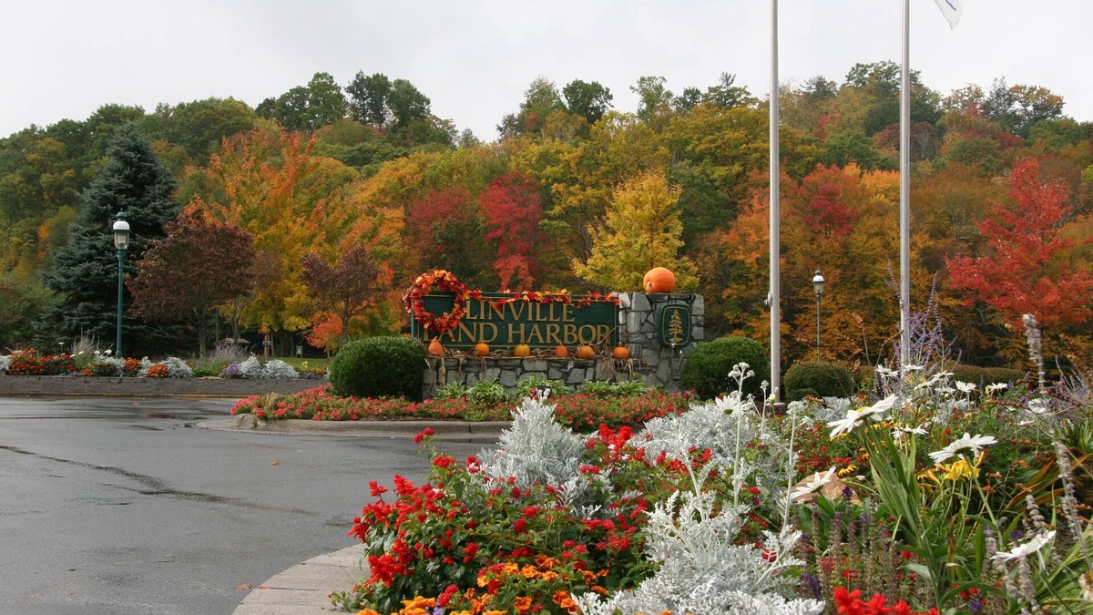 Newland Ski Chalet | Moose Head Lodge in Linville Land Harbor on Lake View