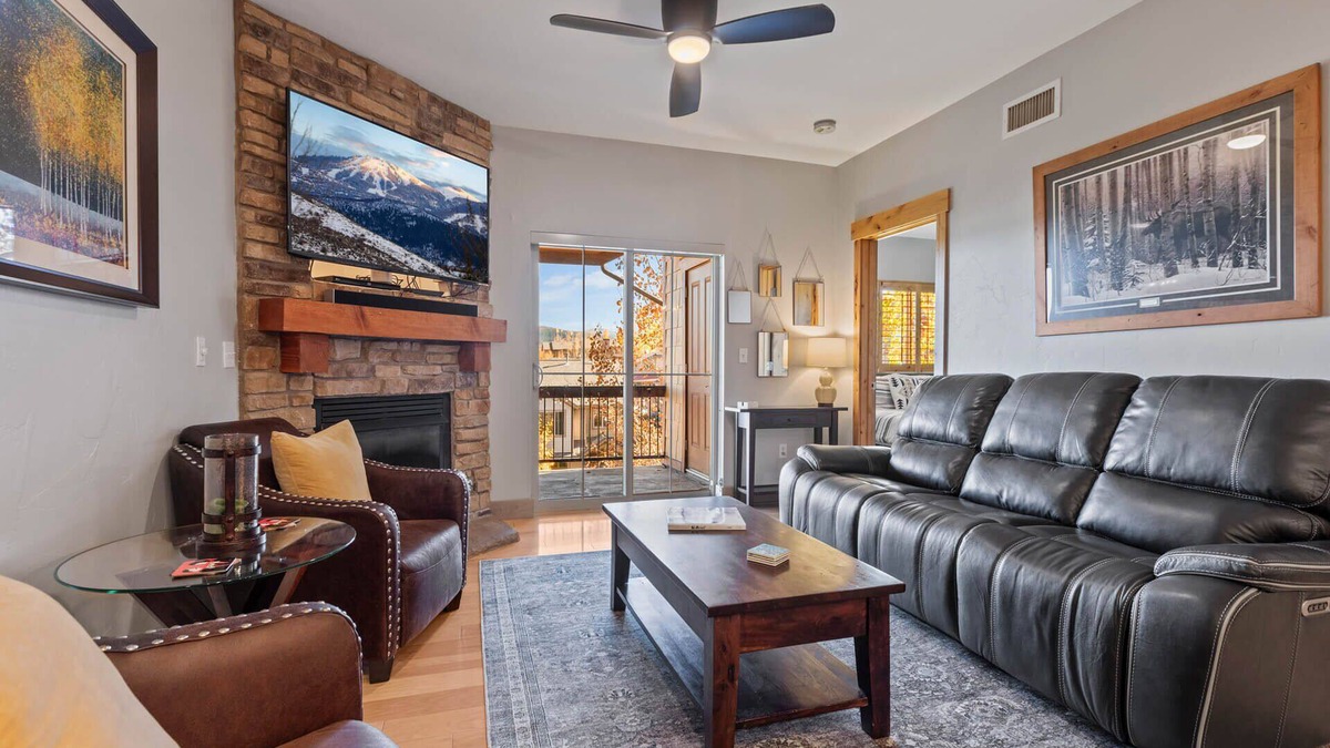 Bear Hollow Village Condo | Moose Mgmt at Bear Hollow 3307 Scenic View-King Bed-AC-Fans-Pool-Dogs Welcome