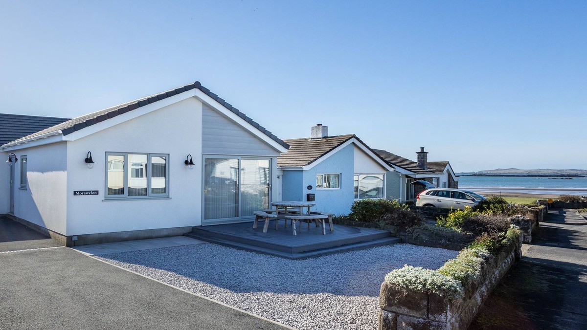 Rhosneigr House | Morawelon : Renovated 3‑Bed Bungalow 100m from Rhosneigr Beach | Managed by Anglesey Holiday Letting