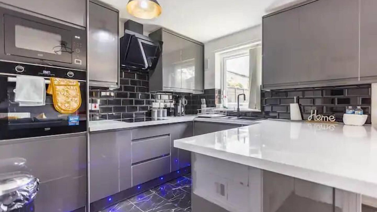 Leeds House | Mordenised 2 Bedroom House close to City Centre