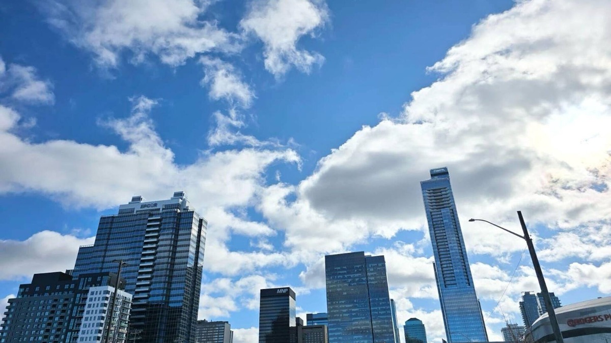 Downtown Edmonton Condo | Mordern 2BedRoom Downtown Apt with Free Parking & Wifi