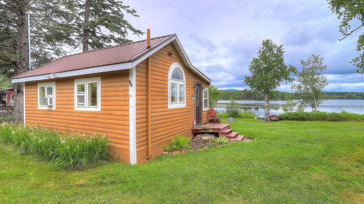 Rangeley House | Moregreen - Cute cabin on the shore of Haley Pond