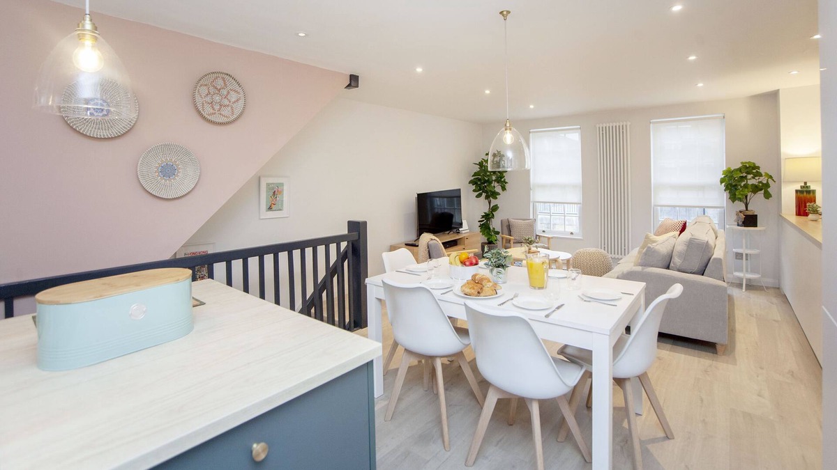 Upper Town House | Morford Mews House - stylish renovated mews house with parking