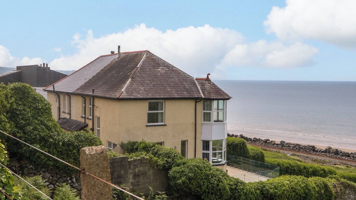 Barmouth House | MOROLWG, family friendly, with open fire in Barmouth