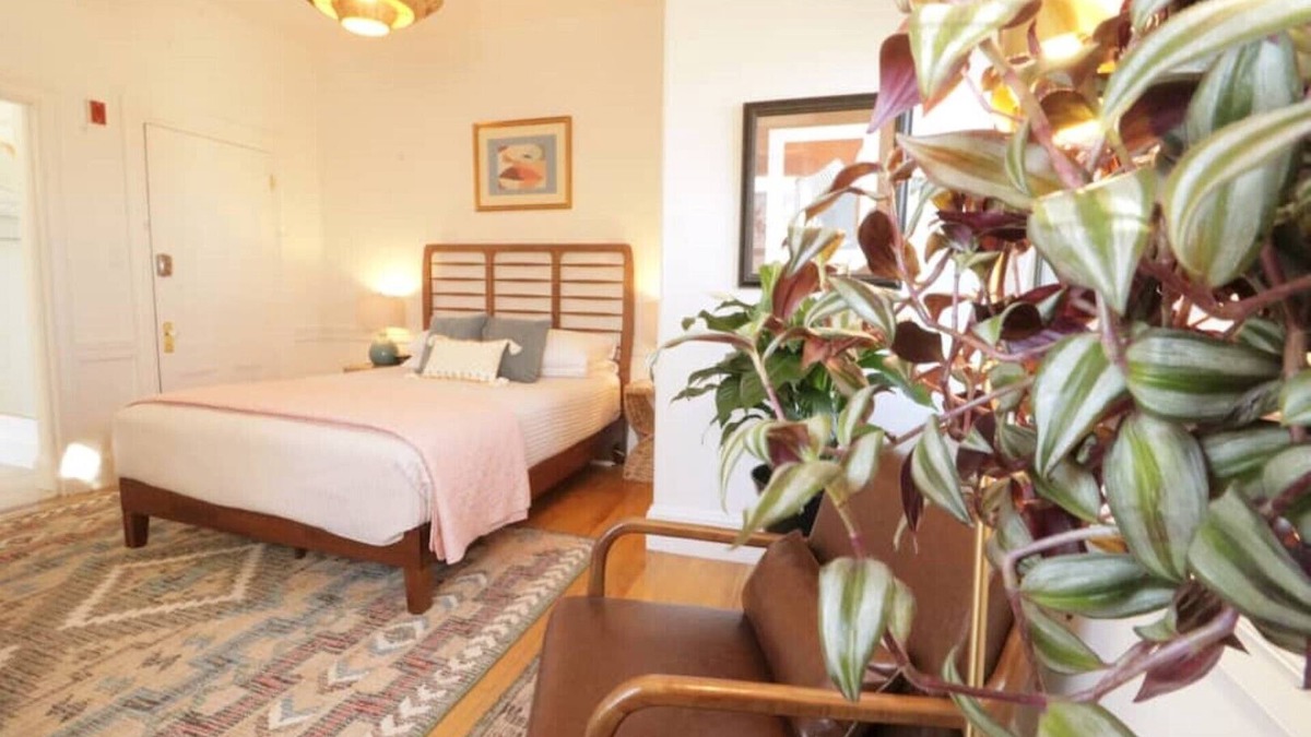 Parkside Hotel | Morrill Mansion Inn | 7 | Self Check In | Parking