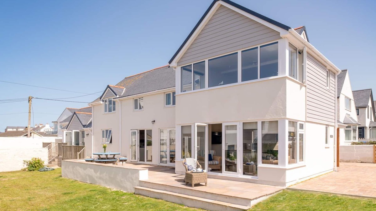 Rhosneigr House | Morwennol : Spacious 5‑Bed Pet-Friendly Home 50m from Rhosneigr Beach | Managed by Anglesey Holiday