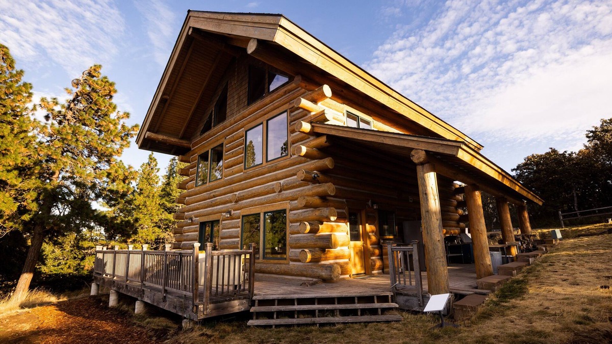 The Dalles Cabin | Mosier Log Cabin, Mt Adams View, Great location!