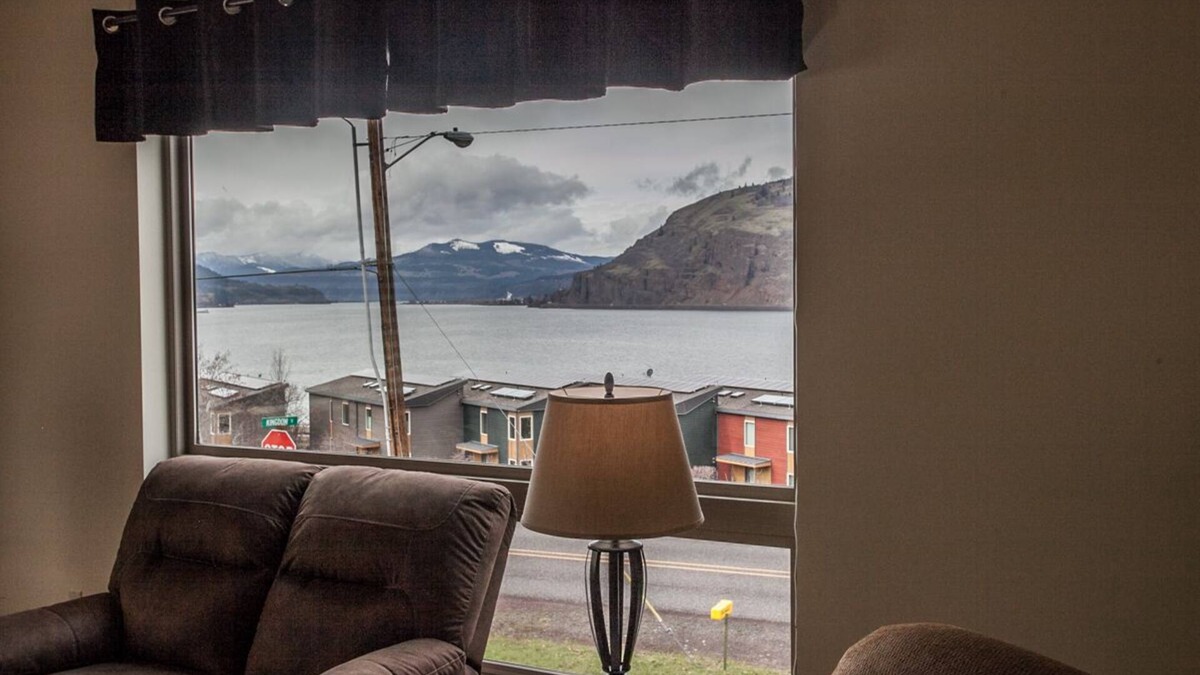 Mosier House | Mosier River View - 2 Bedrooms, 1.5 Bathrooms - Sweeping Panoramas
