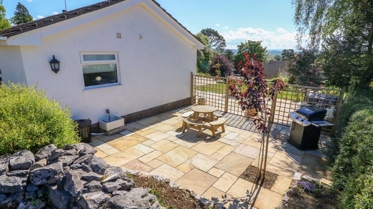 Milnthorpe House | MOSS COTE, pet friendly, with a garden in Milnthorpe