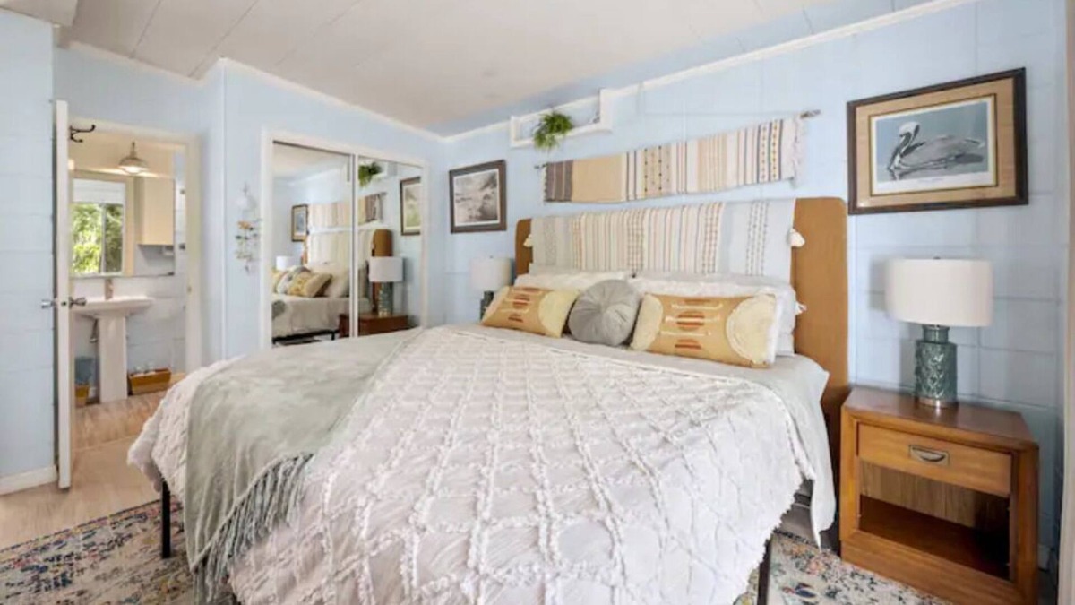 Edgar Cottage | Moss draped oaks and stunning lake front sunsets