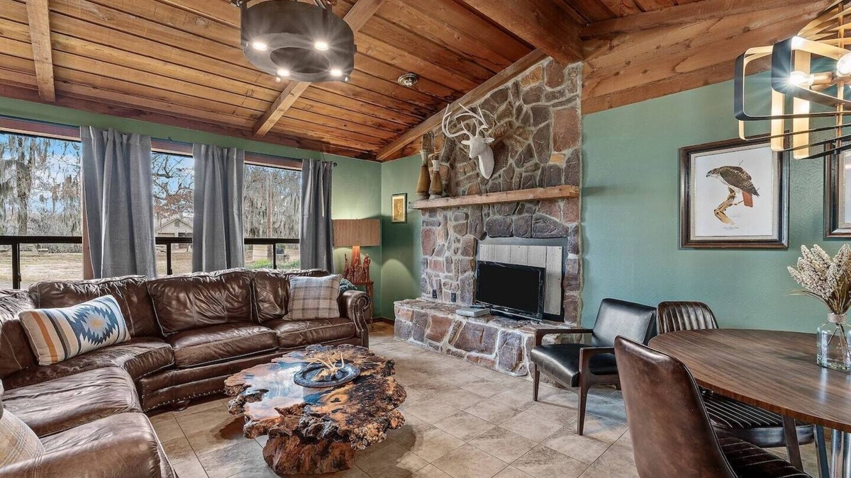 Uncertain House | Moss Stone Lodge with Canoes, Caddo Shores Cabins, Uncertain, Texas.
