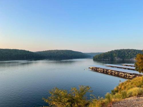 Kaiser Apartment | Most Exquisite View on the Lake! USA Themed fun condo! Host dedicated to creating your next memorable vacation!