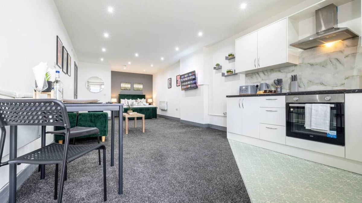 Cradley Apartment | Mostly Booked! Apartment Studio SmartTv Parking