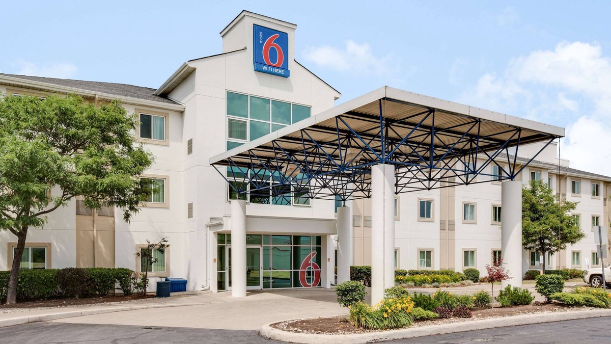 Steeles Industrial Hotel | Motel 6 Brampton, ON - Toronto