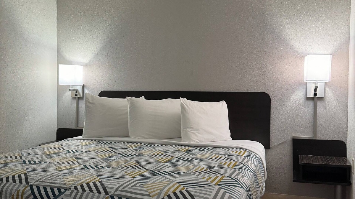 Butte Hotel | Motel 6 Butte, MT - Historic City Center