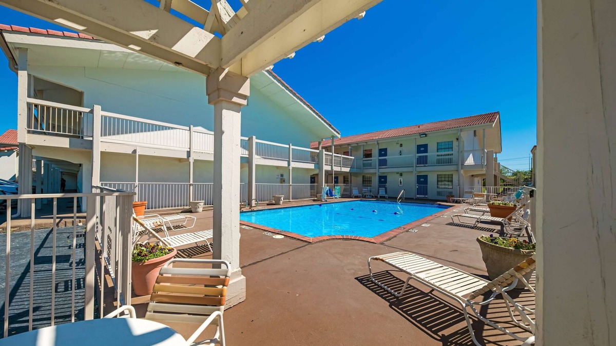 Farmers Branch Hotel | Motel 6 Dallas, TX - Farmers Branch
