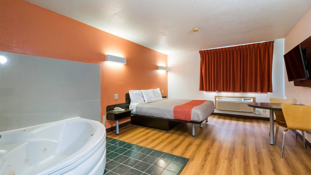 Quad Cities Hotel | Motel 6 Davenport, IA