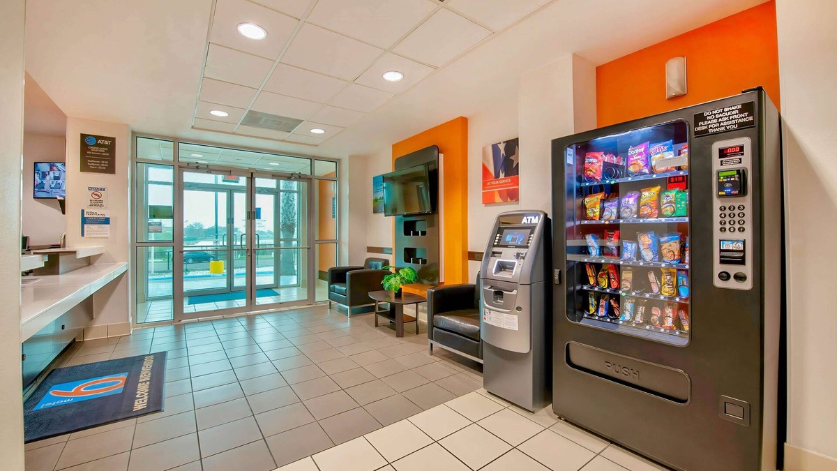 Eagle Pass Hotel | Motel 6 Eagle Pass, TX - Lakeside