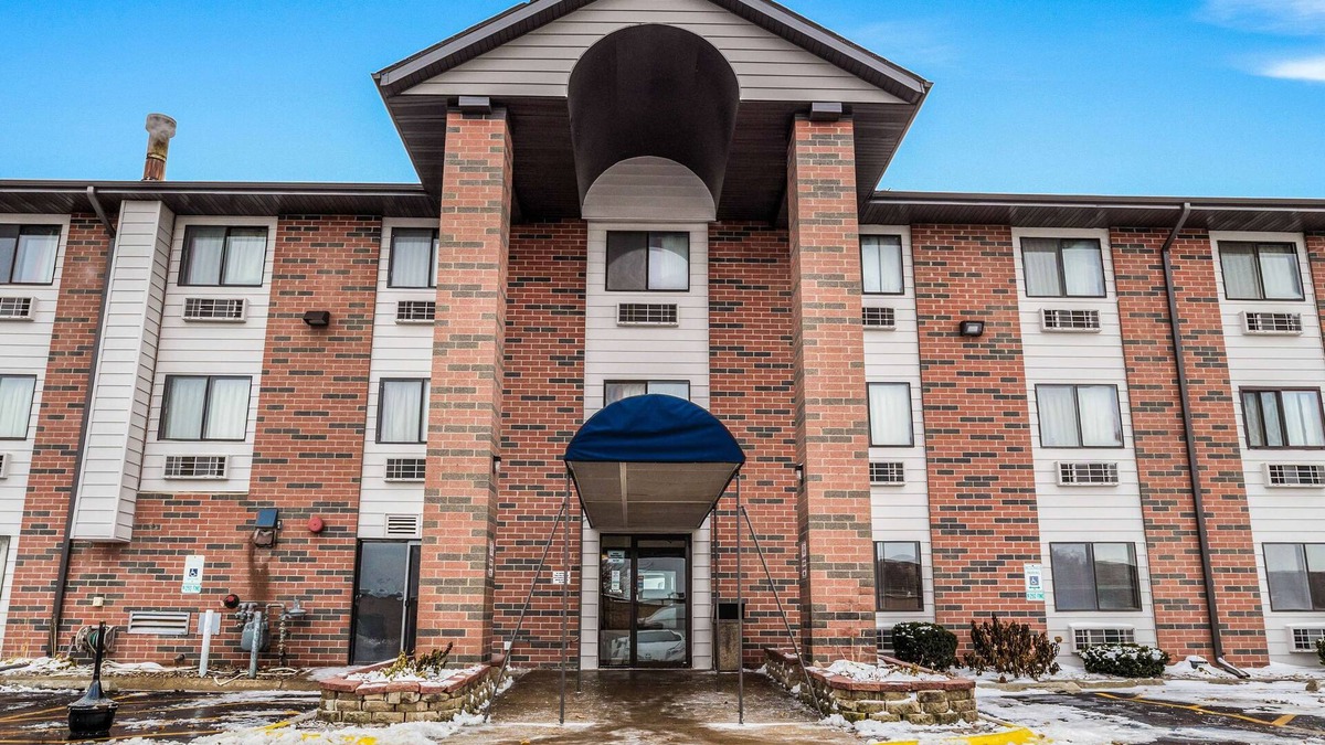 Elk Grove Village Hotel | Motel 6 Elk Grove Village, IL