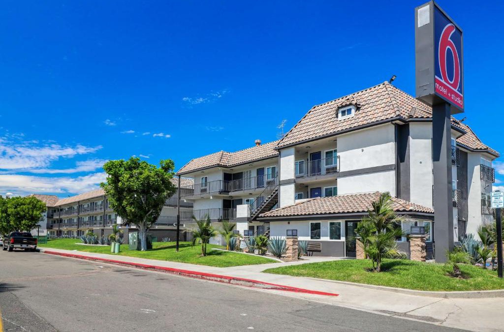 Central Escondido Hotel | Motel 6-Escondido, CA