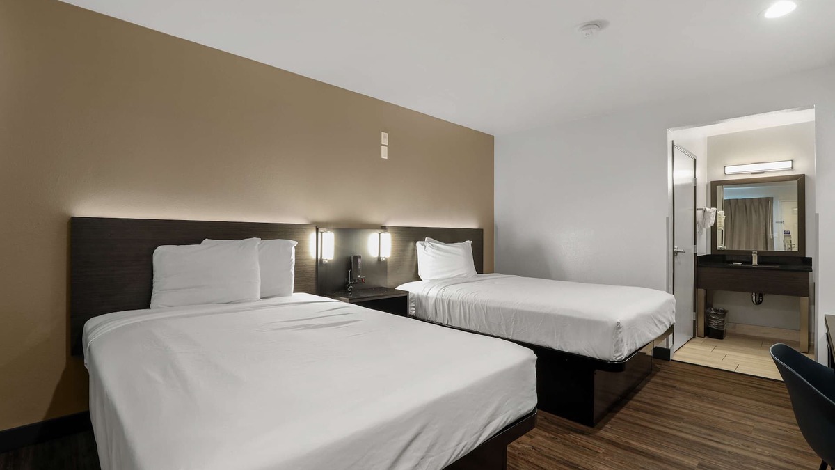 Central Escondido Hotel | Motel 6 Escondido, CA